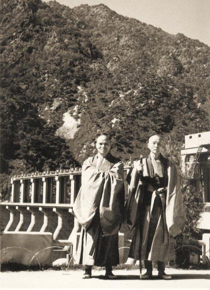 1947년 당대의 한국 불교 선지식들이 경북 문경 봉암사에 모여 ‘부처님 법대로 살자’며 불교 개혁 실천운동을 벌인 ‘봉암사 결사’ 당시의 성철(왼쪽) 스님과 청담 스님. 백련불교문화재단 제공