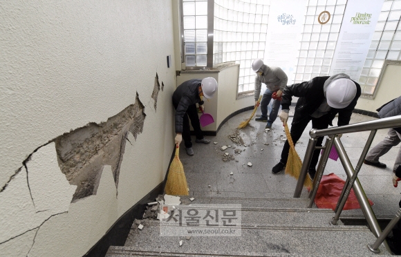 17일 지진피해를 입은 경북 포항시 한동대학교에서 교직원들이 건물 내부로 들어와 복구작업을 하고 있다. 정연호 기자 tpgod@seoul.co.kr