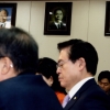 [서울포토] 자유한국당 회의실 벽에 걸린 김영삼·박정희·이승만 전 대통령 사진