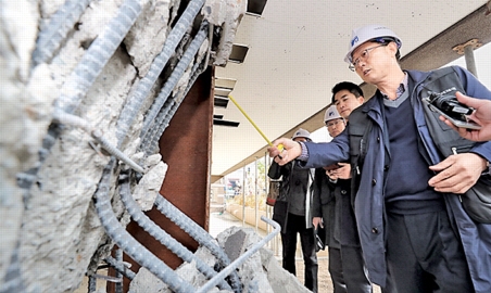김성호 한국건축구조기술사회 부회장이 17일 경북 포항시 북구 장량동에서 지진으로 기둥이 붕괴된 ‘필로티 건물’을 점검하고 있다. 포항 뉴스1