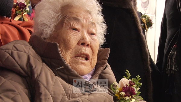 위안부 피해자 이옥선 할머니가 18일 개관한 ‘유품전시관과 추모기록관’을 둘러보던 중 눈시울을 붉혔다. 사진=문성호 기자 sungho@seoul.co.kr