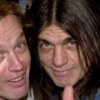 AC/DC의 리더 말콤 영 사망, “공연 때 기타 리프가 안 떠올라 고생”