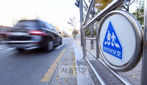 서울 서초구 신동초등학교 주변 어린이보호구역에서 차량들이 규정속도를 지키지 않고 있다. 정연호 기자 tpgod@seoul.co.kr