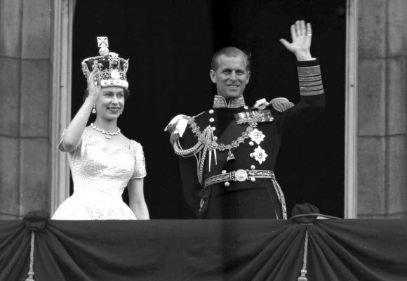 2017년 11월 20일 영국 엘리자베스2세 여왕과 부군인 필립공이 결혼 70주년을 맞는다. 영국 왕실에서 결혼 70주년을 맞는 것은 역사상 처음 있는 일이다. 사진은 1953년 6월 2일 버킹엄궁 발코니에서 군중들을 향해 손을 흔드는 모습 2017.11.19 AP 연합통신