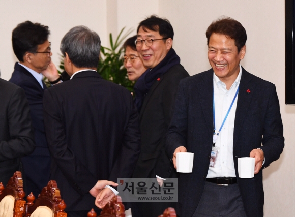 20일 오후 청와대 여민관에서   열린 수석보좌관회의 시작전 임종석 비서실장이 자신의 커피와 문 대통령 커피를 챙겨 자리로 이동하고 있다. 2017. 11. 20  안주영 기자 jya@seoul.co.kr