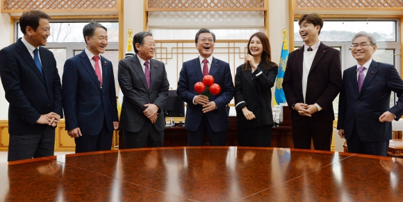 홍보대사 채시라·박수홍과 함께 웃는 文대통령 
