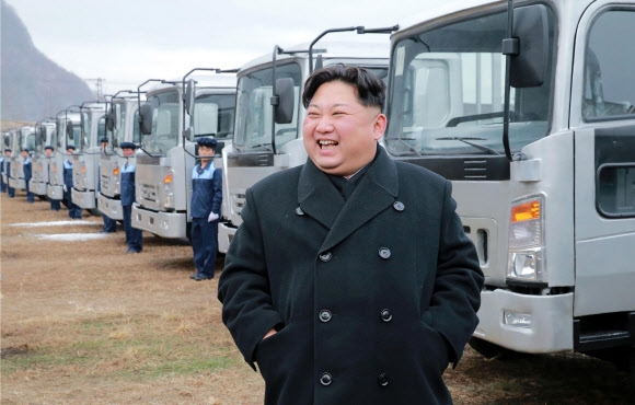 김정은 북한 노동당 위원장이 승리자동차연합기업소를 시찰했다고 조선중앙통신이 21일 보도했다.  연합뉴스