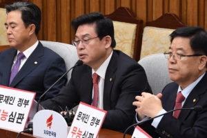 한국당 정우택 원내대표 “청와대 7대비리 발표, 또 하나의 내로남불”