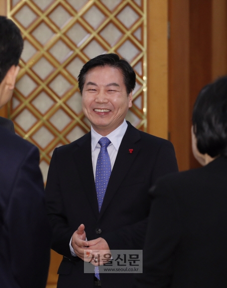 21일 오전 청와대 본관에서 열린 임명장 수여식 전 홍종학 중소벤처기업부 장관이 참모들과 이야기하고 있다. 안주영 기자 jya@seoul.co.kr