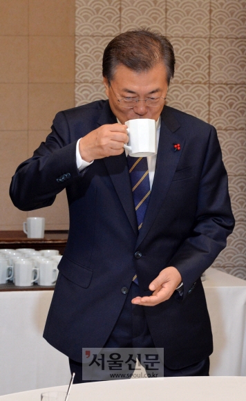 [서울포토] 차 마시는 문재인 대통령