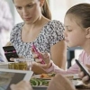 스마트폰 보며 식사하는 아이 비만될 가능성 높다