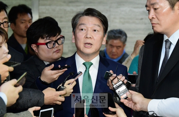 안철수 국민의당 대표가 21일 국회에서 비공개로 열린 의원총회에 참석하기 전 기자들의 질문에 답을 하고 있다. 2017.11.21     이종원 선임기자 jongwon@seoul.co.kr