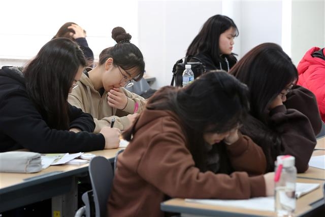 2018학년도 대학수학능력시험을 이틀 앞둔 21일 오후 서울 동작구 수도여자고등학교에서 고3 학생들이 자율학습을 하고 있다. 2017.11.21 뉴스1