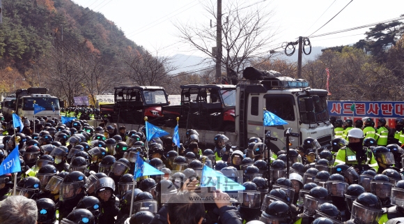 21일 경북 성주 사드 기지 앞에서 건설 장비·자재를 실은 트럭이 경찰 호위 속에 진밭교를 통과해 기지로 향하고 있다. 박윤슬 기자 seul@seoul.co.kr