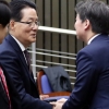 [서울포토] 박지원 의원과 인사하는 안철수 대표