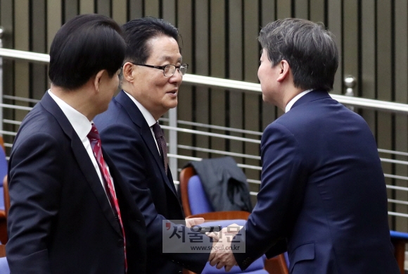 [서울포토] 박지원 의원과 인사하는 안철수 대표