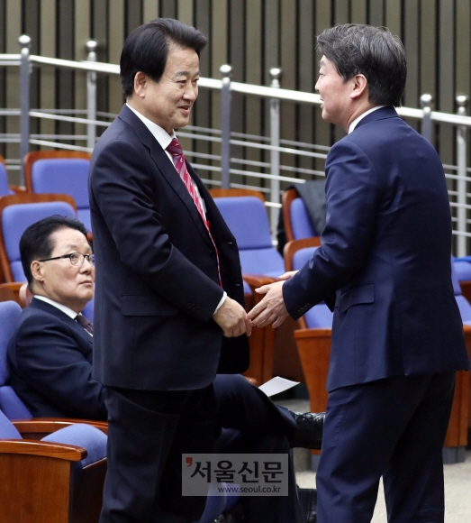 국민의당 안철수 대표가 21일 오후 국회 본청에서 열린 국민의당 비공개 의원총회에서 정동영 의원과 인사하고 있다. 이종원 선임기자 jongwon@seoul.co.kr