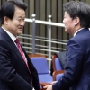 [서울포토] 정동영 의원과 인사하는 안철수 대표