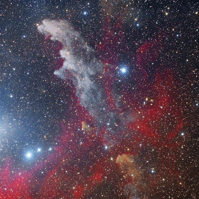 ‘마귀할멈 성운’(IC2118)은 지구로부터 1000광년 떨어진 곳에 위치한 오리온자리의 1등성 리겔의 빛을 받아 반사하는 반사성운이다. 흰색 연기처럼 보이는 성운 속에서 마귀할멈의 얼굴이 연상된다고 해서 붙여진 이름이다. 미국 뉴멕시코주에 있는 관측소의 망원경을 한국에서 원격 제어하며 찍은 이미지. 한국천문연구원 제공
