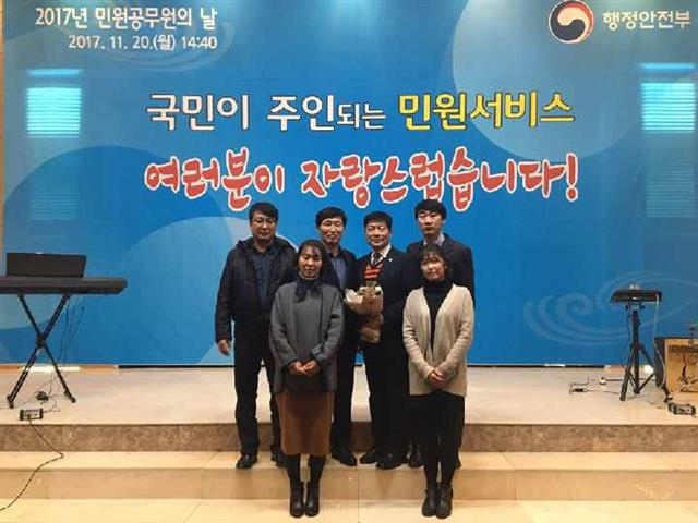 지난 20일 대구 라온제나호텔에서 열린 시상식에 참석한 김종만(뒷줄 왼쪽 세 번째) 광진구 세무1과장과 직원들이 국무총리상을 받은 뒤 기념촬영을 하고 있다. 광진구 제공