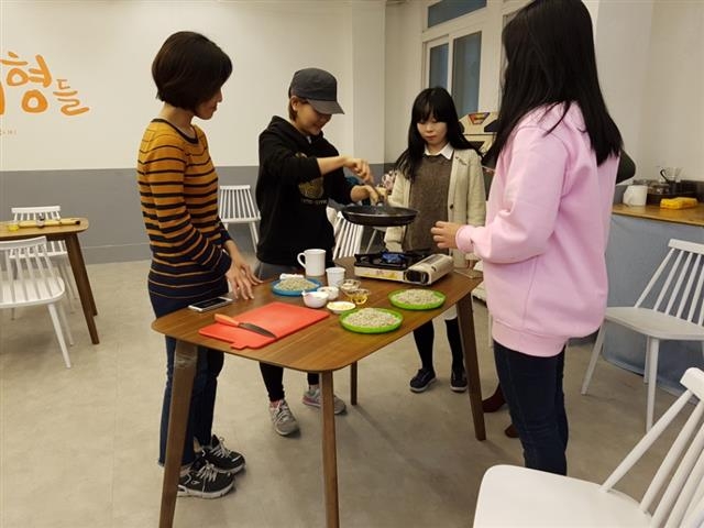 서울 강북구 삼각산동에 위치한 마을반찬가게 ‘요요의 부엌’에서 청년들이 1인가구 반찬 만들기 수업에 참여하고 있다. 강북구 제공