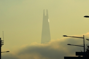 성큼 다가온 겨울… ‘구름 이불’ 덮은 롯데월드타워