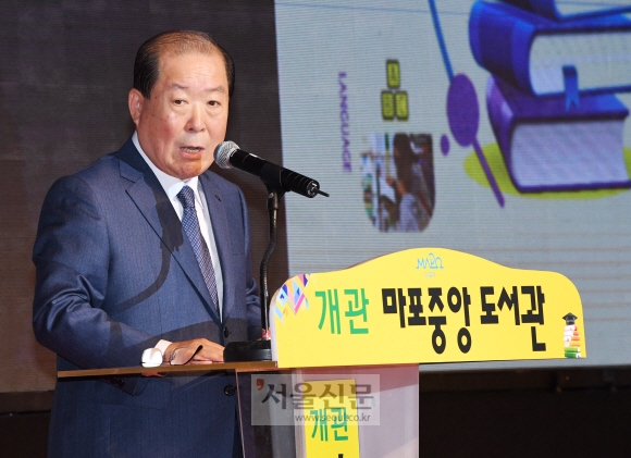 박홍섭 서울 마포구청장이 지난 15일 서울 마포중앙도서관 개관식에서 축사하고 있다. 최해국 선임기자 seaworld@seoul.co.kr