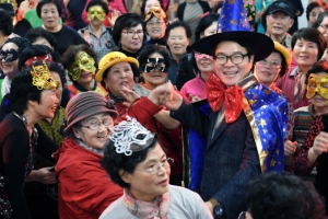 우울증은 가라… 6080 디스코 열기 속으로