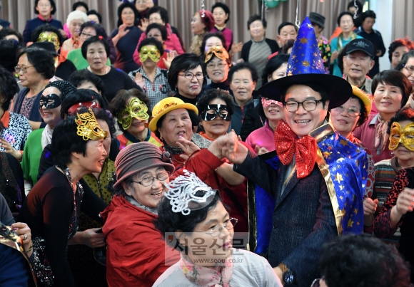 지난 16일 문을 연 ‘9988 청춘클럽’에서 파란색 고깔모자를 쓴 정원오 성동구청장이 어르신들과 어울려 춤을 추고 있다. 강성남 선임기자 snk@seoul.co.kr
