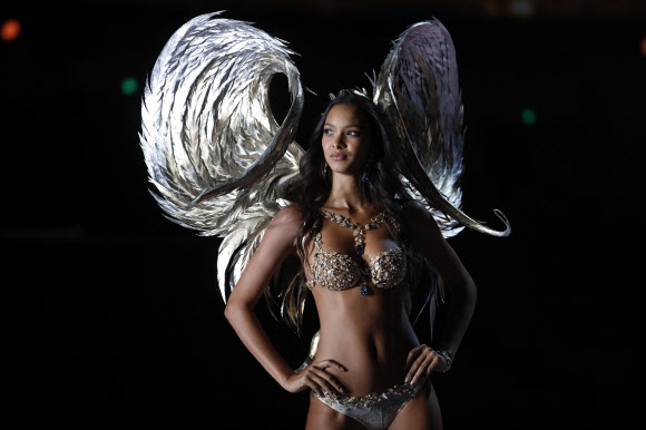 지난 20일 패션쇼에서 브라질 출신 모델 라이스 히베이루가 무려 200만 달러에 달하는 판타지 브라를 입고 무대에 등장해 눈길을 끌었다. 상하이 AP 연합뉴스