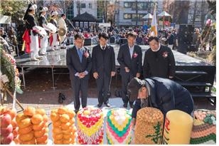 지난 19링 열린 송파구 ‘돌마리 대동제’에서 제례를 지내는 강감창 의원(왼쪽)과 주민들.