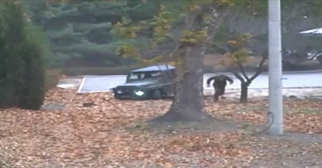 지난 13일 판문점 공동경비구역(JSA)에서 귀순 북한 병사가 지프 차량에서 내려 남쪽으로 달리고 있다. 유엔군 사령부가 22일 공개한 당시 CCTV.  2017.11.22  유엔군사령부 제공
