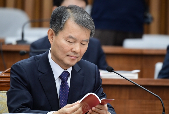 이진성 헌법재판소장 후보자가 22일 오전 국회에서 열린 인사청문회에서 대한민국 헌법을 살펴보고 있다.  이종원 선임기자 jongwon@seoul.co.kr