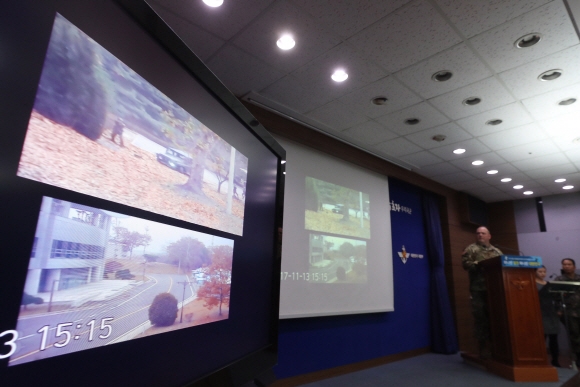 유엔군 사령부 채드 캐럴 대변인이 22일 오전 서울 용산 국방부 브리핑실에서 최근 판문점 공동경비구역을 통해 귀순한 병사를 향해 북한군 경비대가 JSA 군사분계선을 넘어와 조준사격을 하는 모습이 담긴 CCTV 화면설명하고 있다. 이호정 전문기자 hojeong@seoul.co.kr