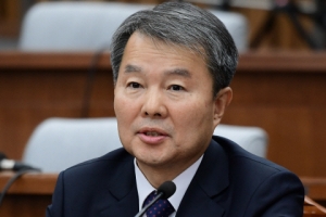 이진성 헌재소장 후보자, 시낭송까지…여야 공방 없는 ‘잠잠한 청문회’