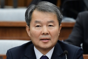 “이진성 전 헌재소장 국외출장 배우자 동반…회당 1000만원 넘어”