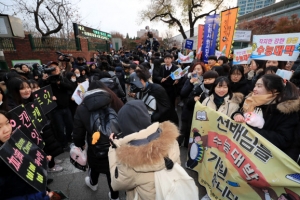 1주일 연기된 ‘수능’, 1180개 시험장서 시작…여진 ‘잠잠’, 차분한 분위기(종합)