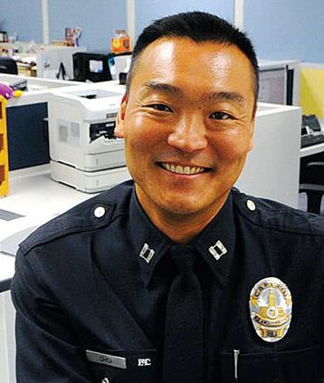 LA 한인경찰 도미니크 최, 별 달았다…LAPD 서열 3위