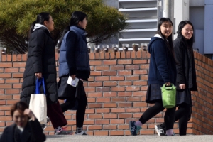 [서울포토] ‘점심 먹고 힘내자~!’…수능도 식후경