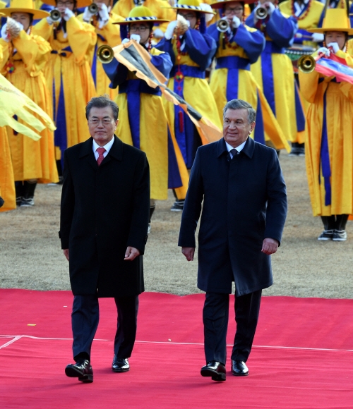 문재인 대통령과 국빈 방문한 미르지요예프 우즈베키스탄 대통령이 23일 오후 청와대에서 열린 공식환영식에서 의장대를 사열하고 있다. 2017. 11. 23 안주영 기자 jya@seoul.co.kr