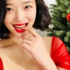 설리, 크리스마스 트리 앞 레드 드레스 ‘미모가 선물♥’