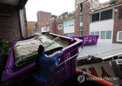 지진 피해를 본 이재민들이 22일 오전 경북 포항시 북구 환호동 대동빌라에서 짐을 빼 이사하고 있다. 연합뉴스