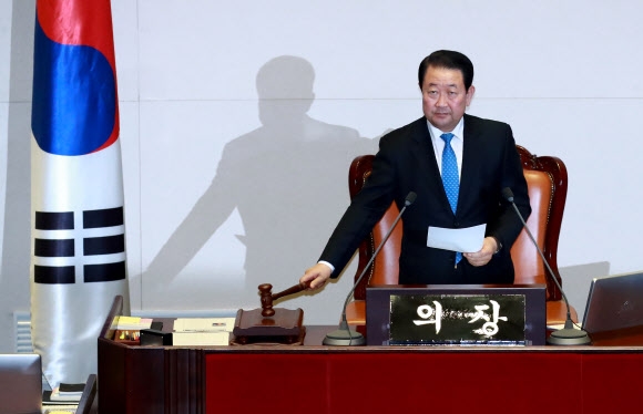이진성 헌법재판소장 임명동의안 가결