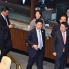 [서울포토] 사회적 참사법 투표에 앞서 본회의장 나가는 자유한국장 의원들