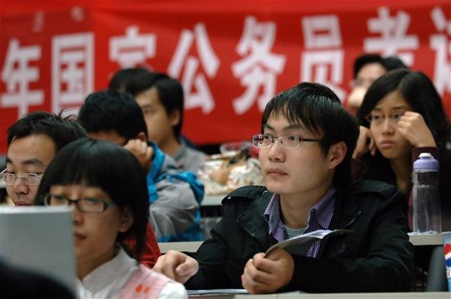 중국 국가공무원 수험생들이 예비소집에서 시험 방법 등에 대해 설명을 듣고 있다. 바이두 캡처