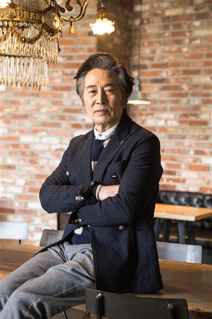 백윤식은 1970년 KBS 공채 9기 탤런트로 데뷔한 연기 48년차다. 대학 시절 지인들과 동인을 이뤄 연극 무대에 올랐던 것까지 합치면 연기 경력이 50년에 달한다. 도빈, 서빈 두 아들 모두 연기자의 길을 걷고 있다. 둘째 서빈이 주연을 맡은 종교 영화 ‘산상수훈’도 곧 개봉한다. 뉴 제공