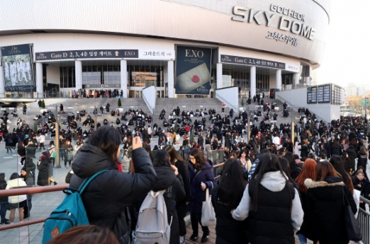 그룹 엑소(EXO)의 네 번째 단독 콘서트가 열리는 26일 오후 서울 고척스카이돔 광장이 많은 팬들로 붐비고 있다. <br>연합뉴스