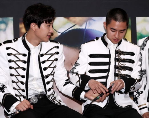 그룹 엑소(EXO)의 찬열이 26일 오후 서울 고척스카이돔에서 열리는 네 번째 단독 콘서트 ’엑소 플래닛 4 - 디 엘리시온’ 기자회견에서 디오(도경수)에게 마이크를 건네고 있다. <br>연합뉴스