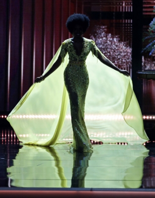 미스 자메이카 다비나 베넷이 26일(현지시간) 미국 네바다주 라스베이거스에서 열린 ‘미스 유니버스 대회’에서 드레스 심사를 받고 있다. AP 연합뉴스