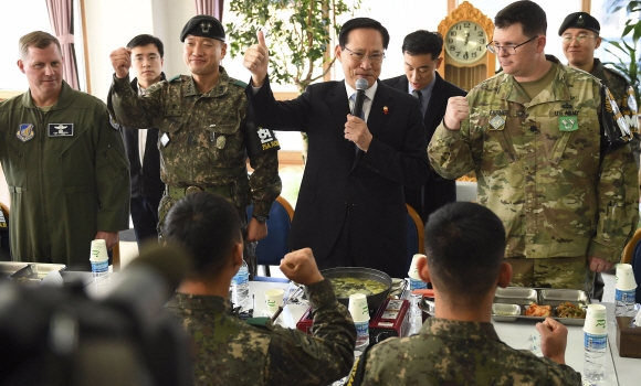 지난 13일 북한군 병사가 판문점 공동경비구역(JSA)을 통해 귀순했던 사건이 일어난 가운데 27일 오전 송영무 국방부장관이 관계자들과 사건 현장을 살펴본 뒤 가진 오찬에서 JSA 대대 장병들을 격려하고 있다. 2017. 11. 27 사진공동취재단